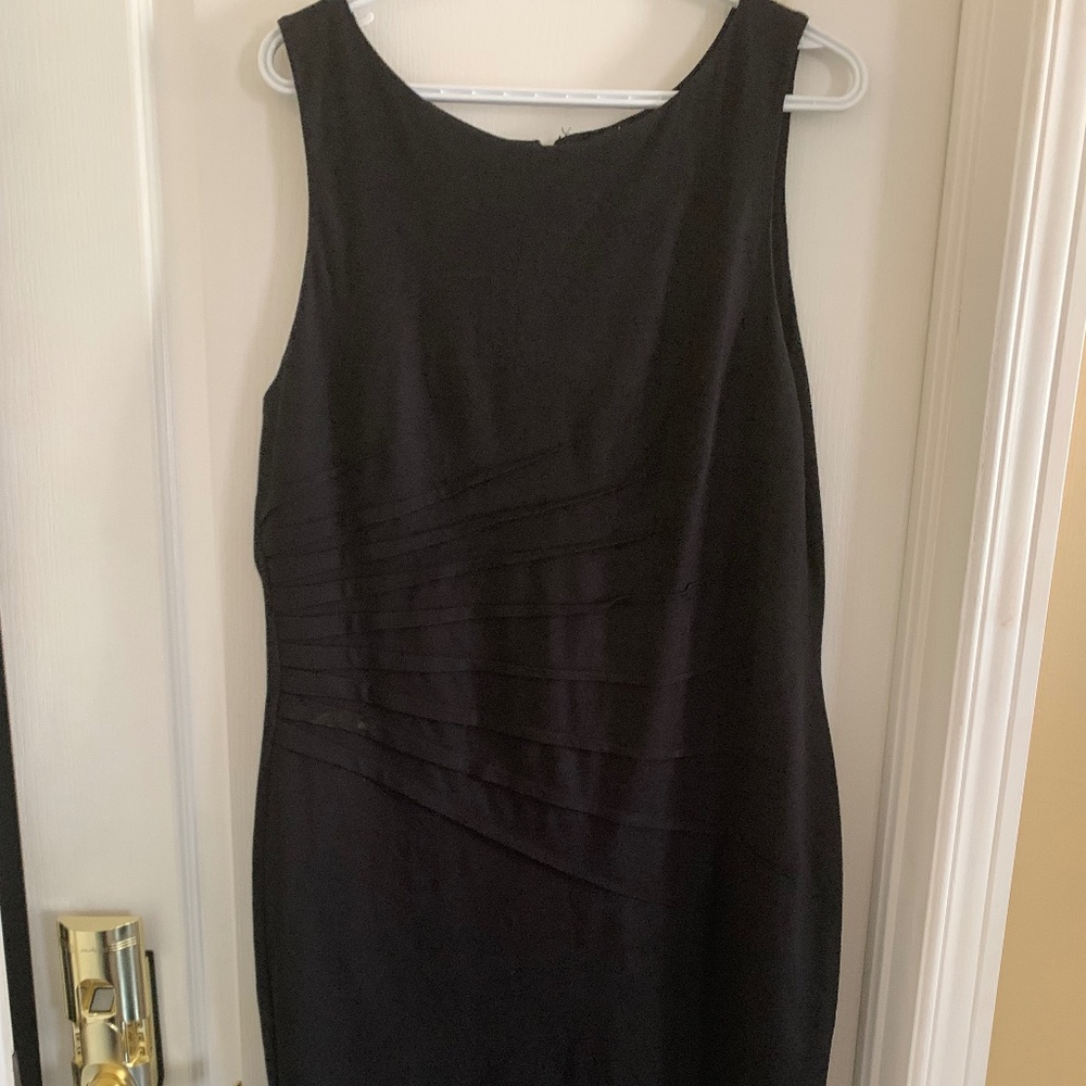 Le Château Sheath Sleeveless Sunburst Dress — Black (US XXL)